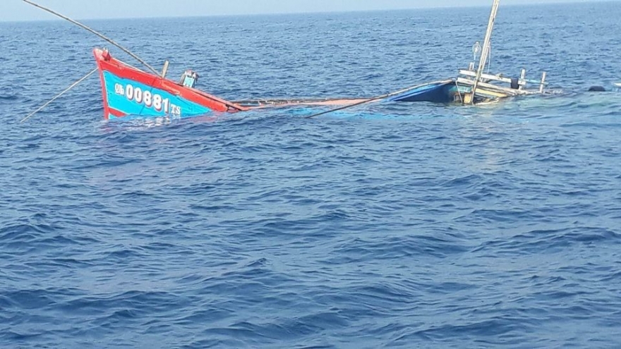 Vietnamese fishing fish rammed at sea, four crew members rescued in time